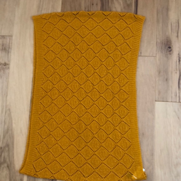 A yellow infinity scarf - Picture 4 of 4
